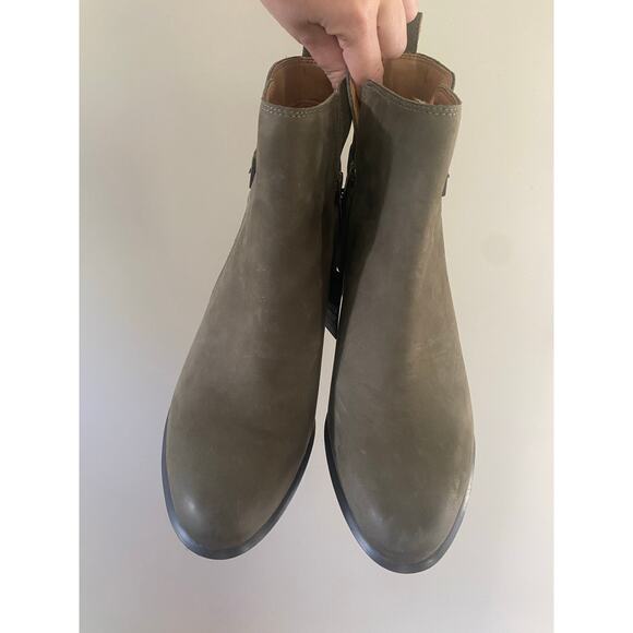 NWT Vionic Sienna Waterproof Green Ankle Boots 9 Buckle Side Zip - Picture 3 of 8